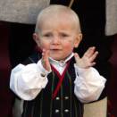 Prins Sverre Magnus møter barnetoget på Skaugum  (Foto: Erlend Aas, Scanpix)